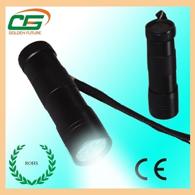 A elevação pequena preta pôs a lanterna elétrica com as baterias de 3pcs 1.5V AAA