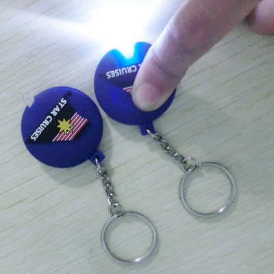 Um PVC macio tomado partido dobro Keychain, lanterna elétrica Keychain do diodo emissor de luz do brilho alto